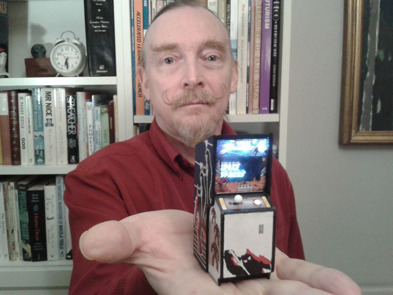 手のひらサイズのスペースインベーダーゲームを作ったクランチさん(本人提供)