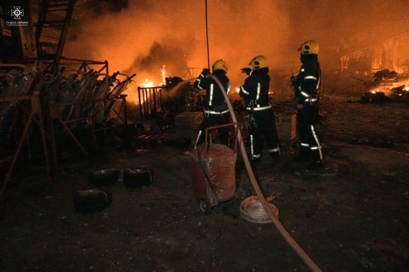 ロシア軍のミサイル攻撃で火災が発生したテルノピリ市（ウクライナ国家非常事態庁発表）