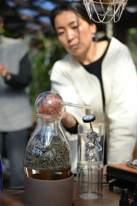 ホーリーバジルから抽出した芳香蒸留水をmiho kurosawa.などのプロダクトに用いるほか、「アロマ蒸留体験」と銘打った着地型のコンテンツとしても提供している（写真：木下真弓）