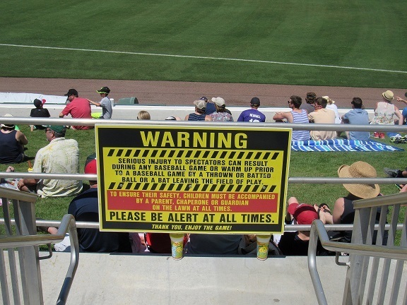 芝生席の警告サイン