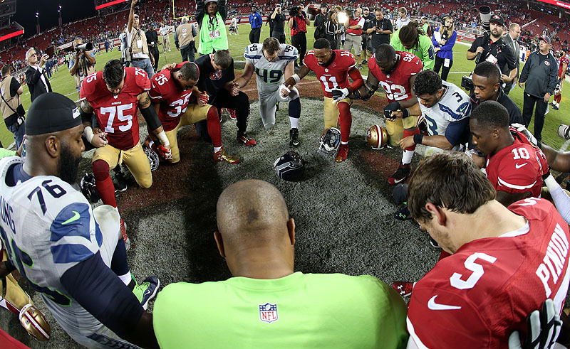 試合後に敵味方が一緒になり、手を繋いで祈りを捧げるNFLの選手たち。アメフトは相手をリスペクトしながらプレーするスポーツだ（三尾圭撮影）