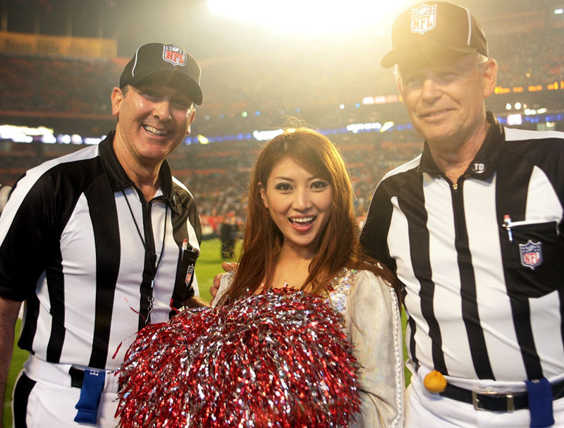 富士通フロンティアレッツ時代にプロボウルでNFLのレフリーと一緒に写真に収まる曽我小百合(三尾圭撮影)