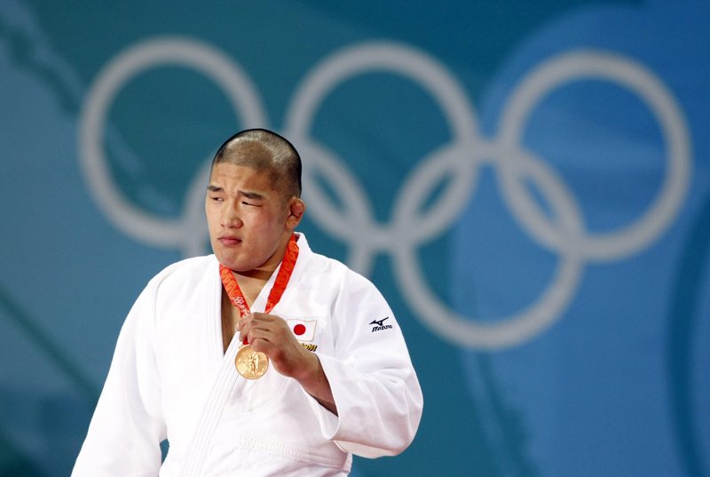 2008年の北京五輪柔道100キロ超級で金メダルを手にした石井慧（写真：ロイター/アフロ）