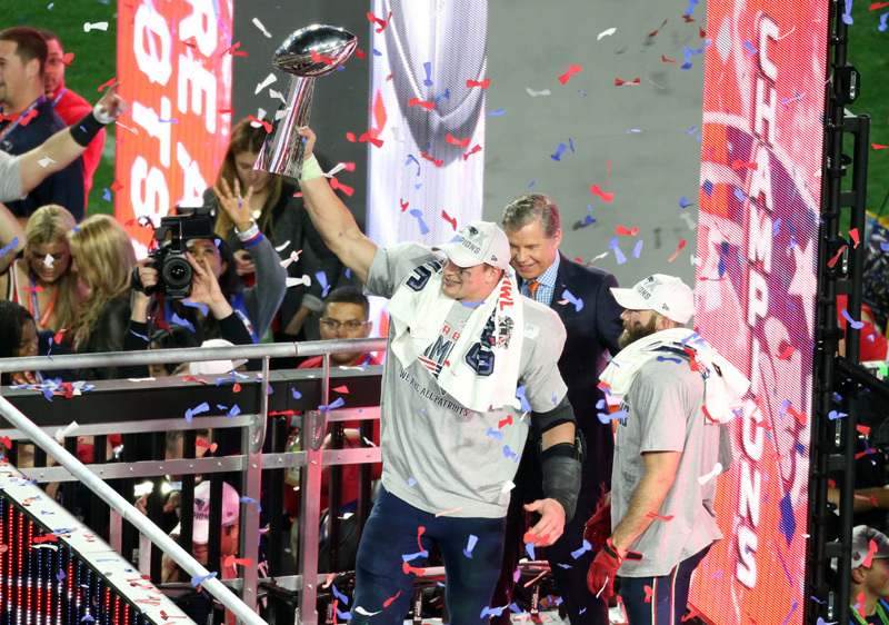 スーパーボウル優勝の証であるロンバルディ・トロフィーを掲げるロブ・グロンコウスキー。NFL史上最高のタイトエンドと呼ばれるグロンコウスキーはプロレスラーに転身するのか？（三尾圭撮影）