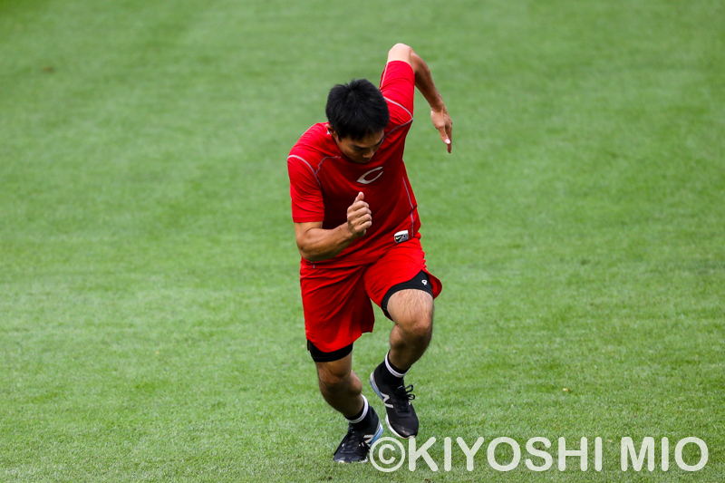 誰よりも早くフィールドに出て来て、試合の準備をする秋山翔吾（三尾圭撮影）