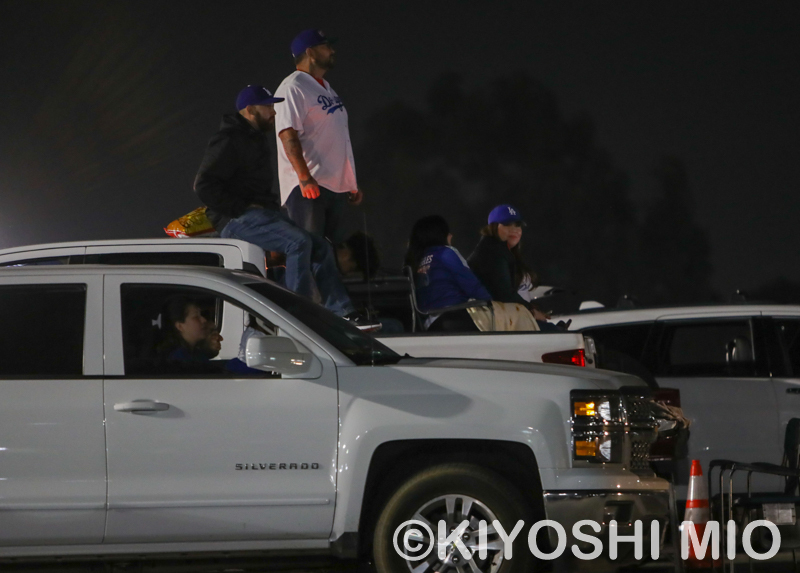 ピックアップ・トラックの荷台の上から試合を観戦するドジャース・ファン（三尾圭撮影）