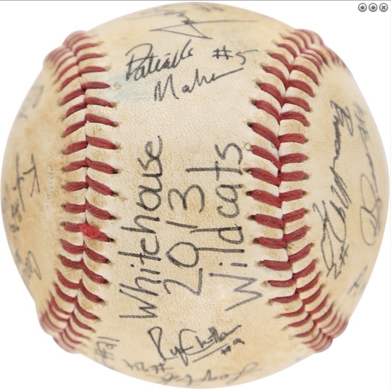 オークションに出品されたパトリック・マホームズが高校生のときにサインしたボール（Lelands Sports Memorabiliaより）