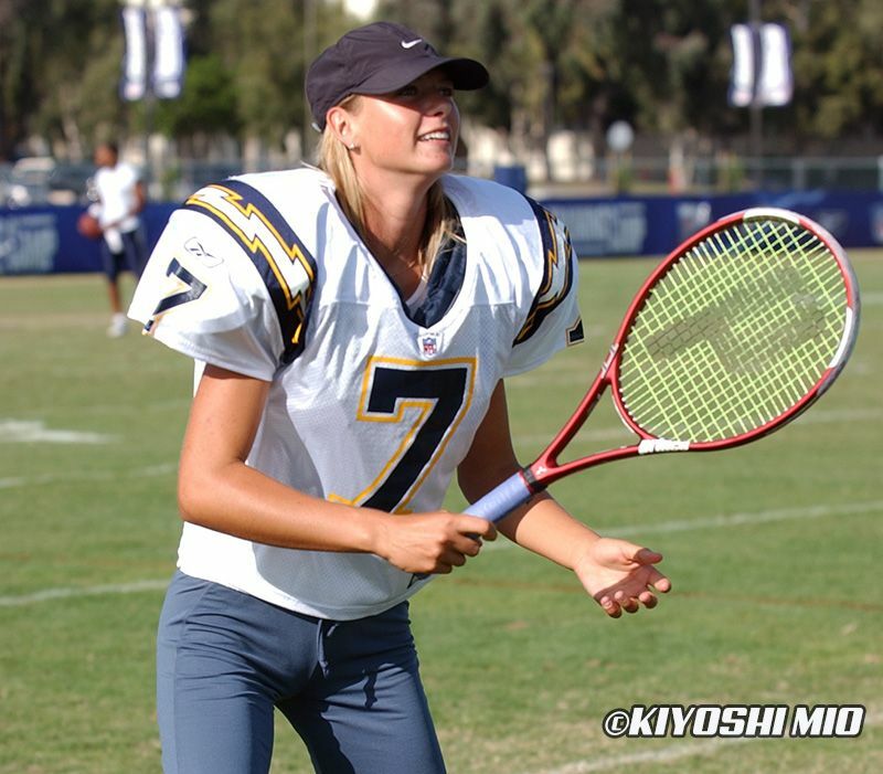 NFLロサンゼルス・チャージャーズのユニフォームを着て、テニスのラケットを手にするマリア・シャラポワ（写真：三尾圭）