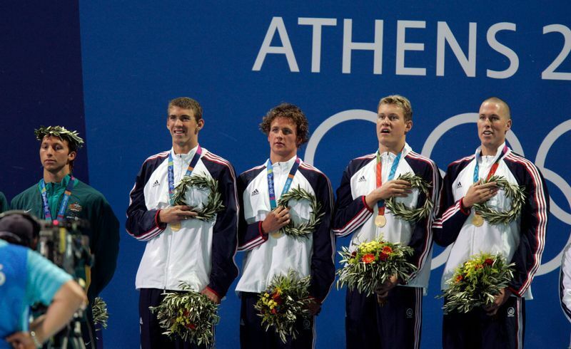 アテネ五輪で金メダルを獲得して、心臓の上に手を当ててアメリカ国歌を聞くクリート・ケラー（右端）。左端はイアン・ソープ
