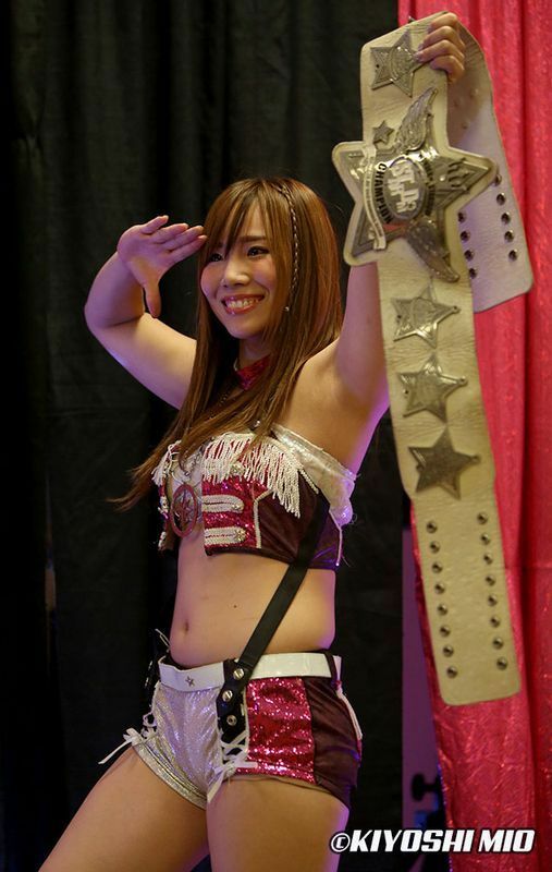 初代IWGP女子王者のKAIRIは、ワンダー・オブ・スターダム、ワールド・オブ・スターダム、NXT女子、WWE女子タッグなど数々のベルトを手にしてきた（写真：三尾圭）