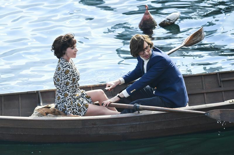 イタリアのコモ湖で『House of Gucci』を撮影中のレディ・ガガ(左)とアダム・ドライバー