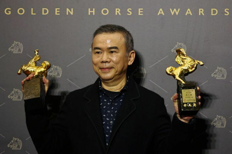 昨年の金馬奨で両手で黄金像を掲げるチェン・ユーシュン
