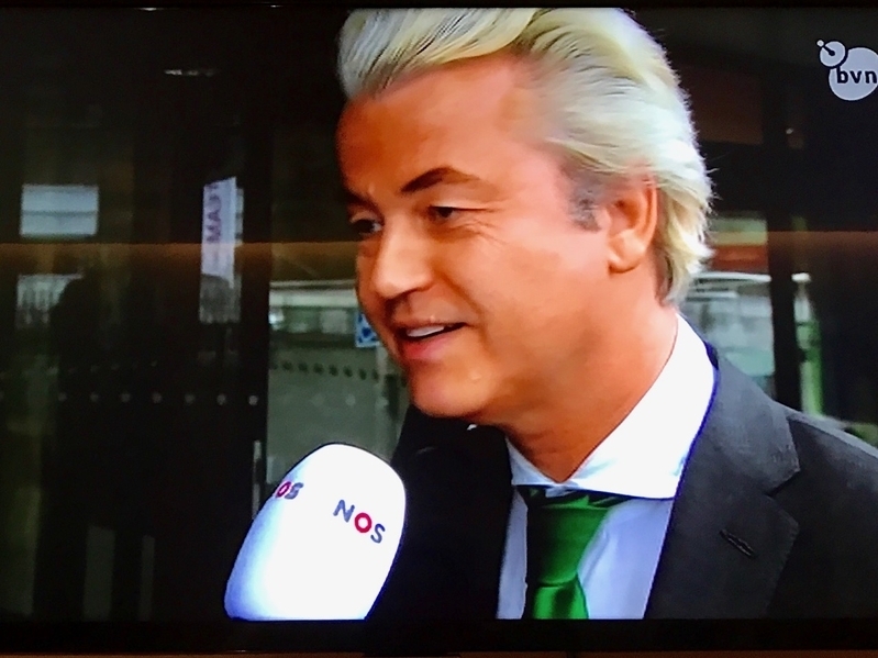 オランダのテレビのインタビューに答えるウィルダース氏