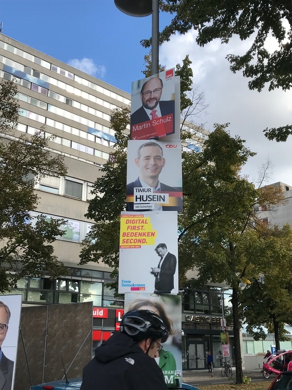 ベルリン市内の選挙用看板　上がシュルツ氏