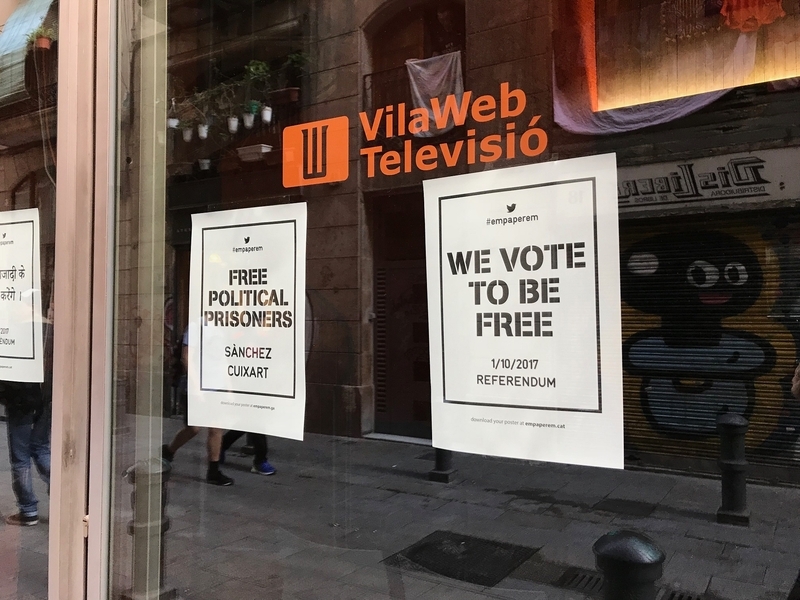 ヴィラ・ウェブのオフィスのガラスに貼られていたポスター（筆者撮影）