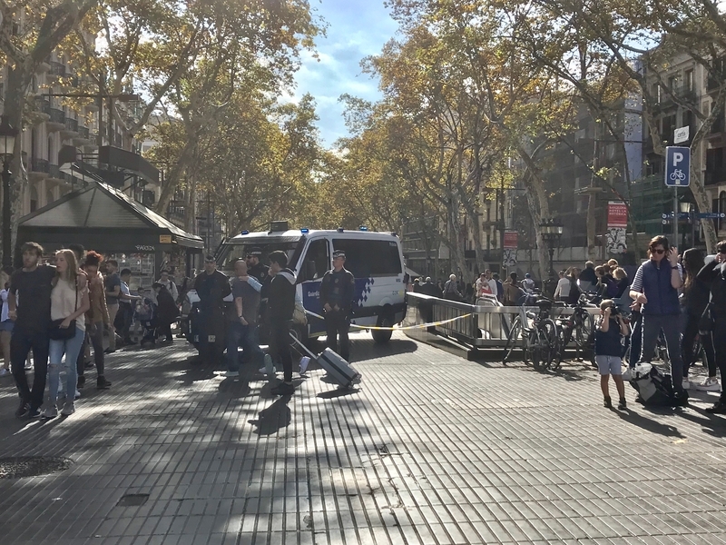 今年秋、バルセロナ中心街の様子。警察の監視用車両が置かれていた（筆者撮影）