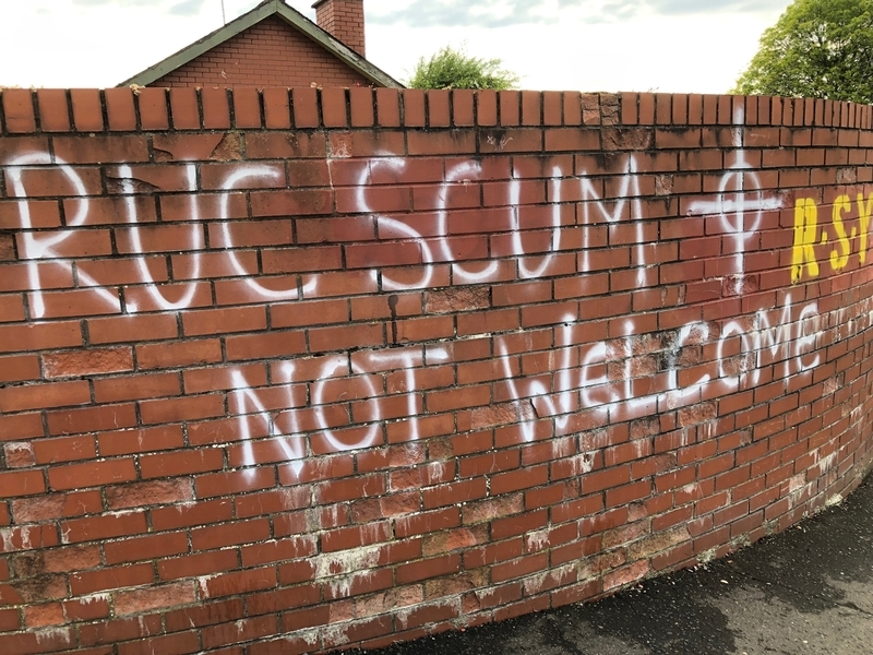 「RUCは人間のクズだ。歓迎しない（来るな、の意味）」と書かれている（クレガン地区。筆者撮影）