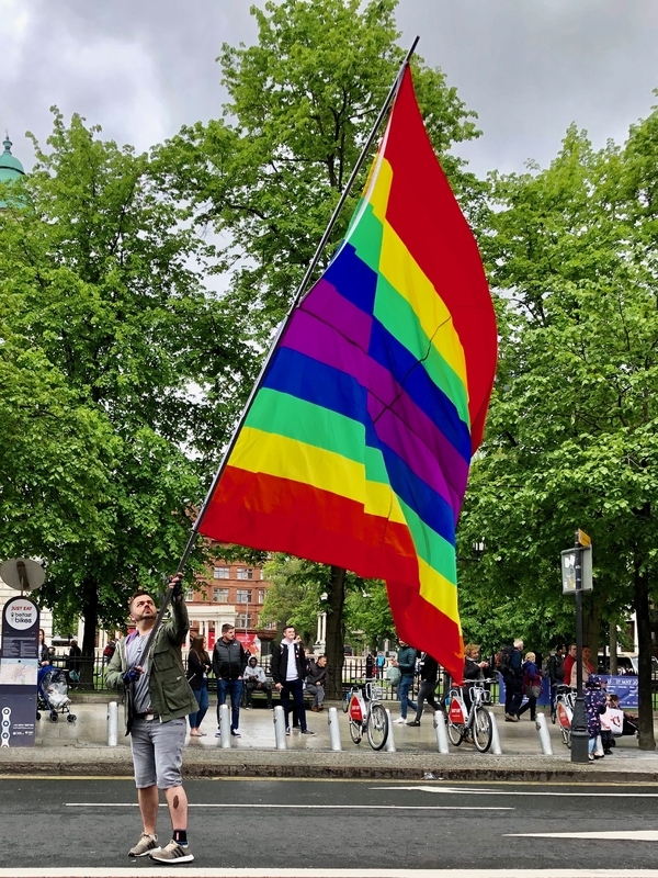 LGBTの旗を振る男性（撮影筆者）