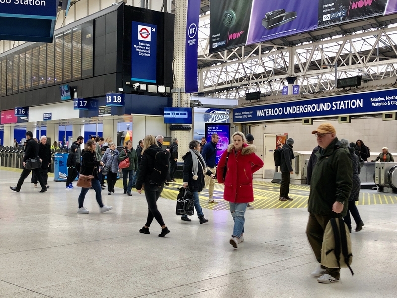 ロンドンのウォータールー駅構内を歩く人々。公共空間であり、撮影は自由だ（撮影筆者）