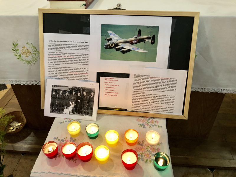 フランスの村の教会のミサで、英空軍の犠牲者のためにろうそくがともされた（昨年8月、撮影筆者）