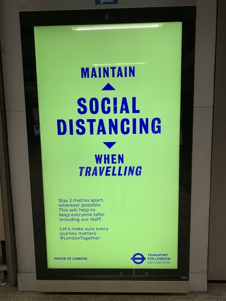 地下鉄構内にある、ソーシャルディスタンシングを呼びかける広告（筆者撮影）