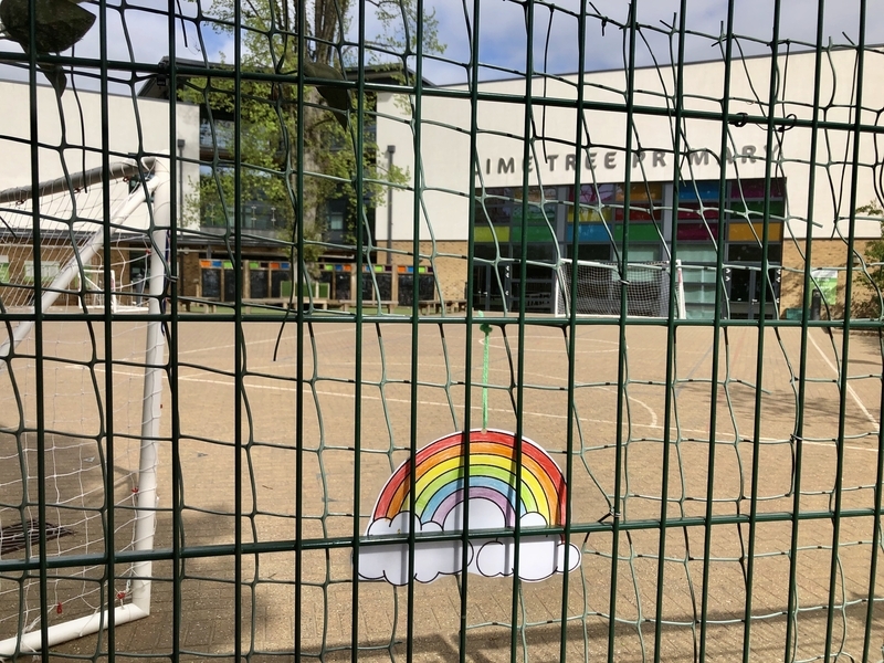 小学校の門に虹のイラスト（筆者撮影）