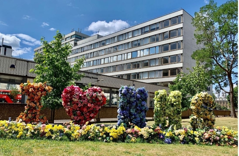 「I LOVE NHS」という文字を花で飾り付けた（ロンドンの聖トーマス病院前、筆者撮影）