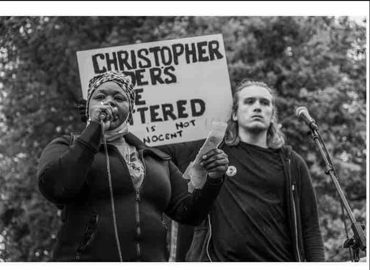 ジャネットさん（左）（反人種差別運動のデモにて。今年６月、ハルで開催。募金サイトより）