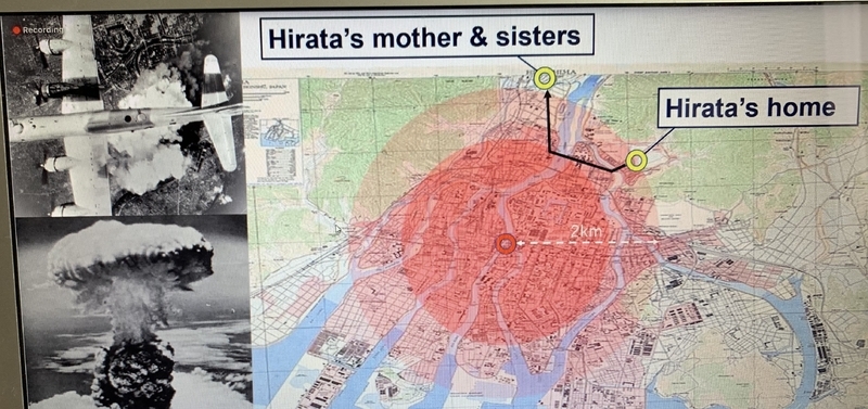 爆心地と平田さんがいた場所を示すイラスト。右の黄色い丸が自宅、上部の丸が母親がいた場所（イベントで紹介された資料から）（撮影筆者）