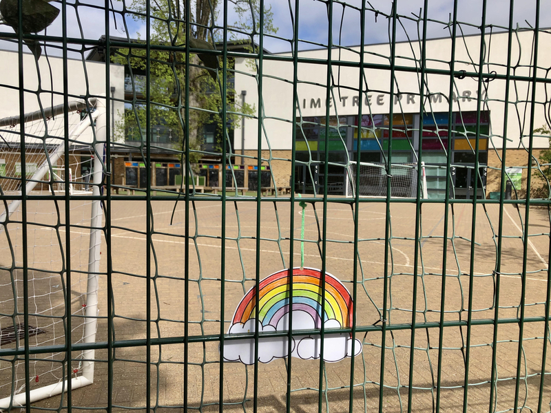 学校のゲートには虹のマークの飾りがあった（筆者撮影）