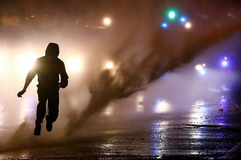 ４月８日、ベルファストで発生した暴動で、警察は暴徒に高圧放水砲を浴びせた