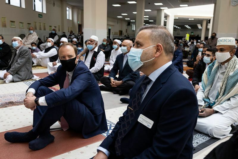 イスラム系市民のワクチン接種率を向上させるため、モスクを訪れたハンコック保健相（左）（No 10 Flickrより）