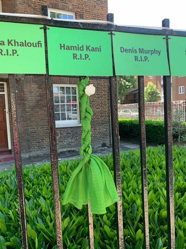 周辺の住宅前の柵に犠牲者の名前と緑のリボンがくくられていた（撮影筆者）