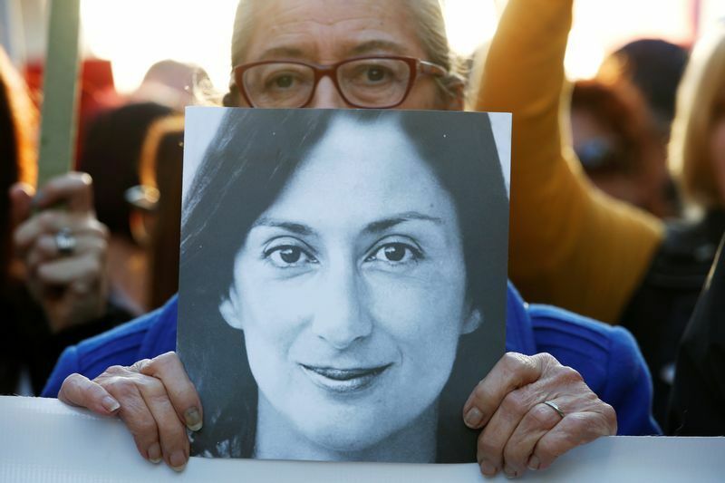 カルアナガリチア氏の写真を持って、正義を求めるデモに参加する市民（2019年12月）マルタ