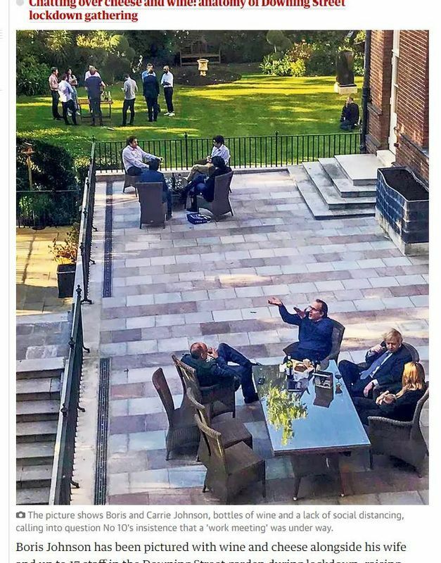 2020年5月、ロックダウンの最中に官邸裏庭でワインを飲む集まりに参加するジョンソン首相（右下）と妻のキャリーさんの画像をガーディアンが報道した（ガーディアンのウェブサイト、2021年12月21日付）