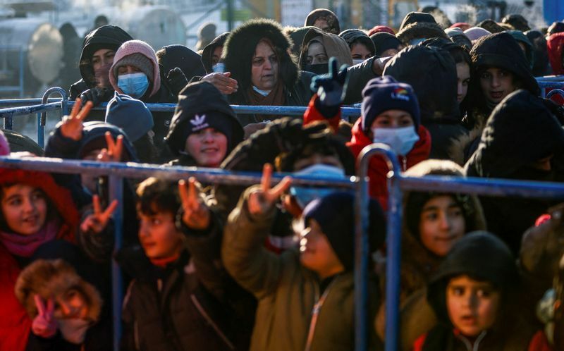 ベラルーシとポーランドの国境付近で移動を待つ人々。昨年12月22日