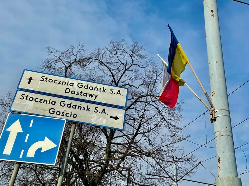 通りの一角にポーランド国旗とウクライナ国旗が掲げられていた（グダニスク市内、筆者撮影）