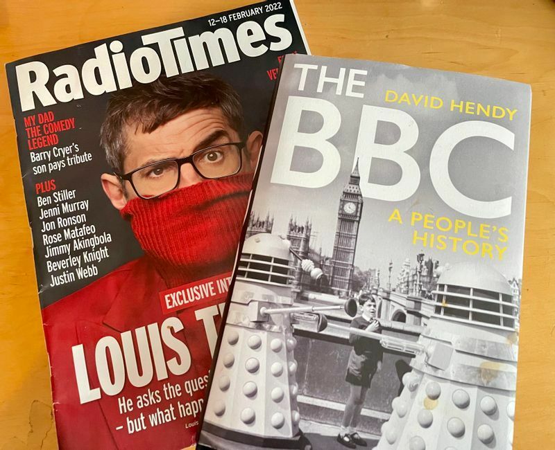 BBCの番組表を掲載する週刊誌「ラジオタイムズ」（左）とデービッド・ヘンディ著「BBC　人々の物語）」（筆者撮影）