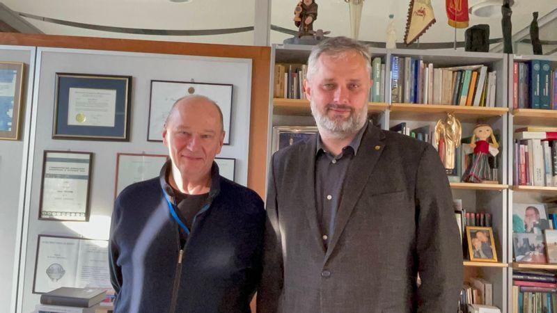 スタシンスキー氏(左)とビエリンスキ―副編集長。(2022年10月末。撮影筆者)
