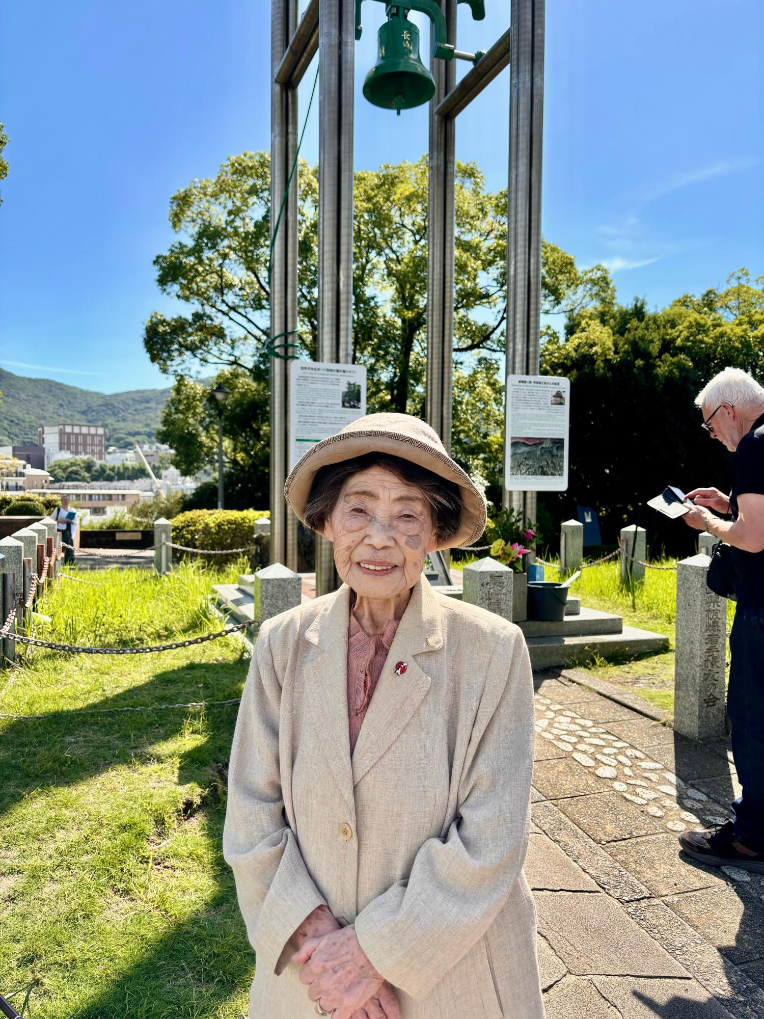 中村キクヨさん（平和公園内「長崎の鐘」の前で）（筆者撮影）