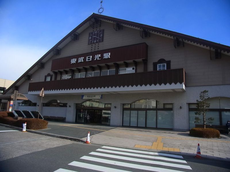 三角屋根が東武日光駅　日光鱒鮨本舗提供