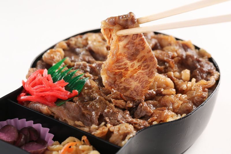 黒毛和牛がたっぷり、みるからにうまそう! 駅弁のあら竹提供