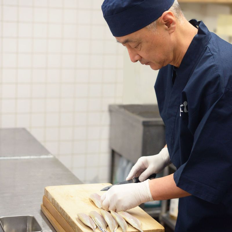 ていねいな仕込みがあってこそのうまさ。武士東勢社長 舞ずし提供
