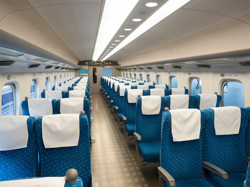 新幹線の普通車は2人席と3人席の組み合わせ。これを上手に利用する。