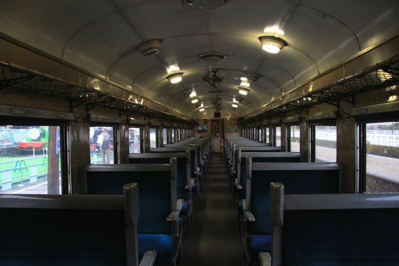 大井川鐡道で保存されている旧型客車。中はこのようになっている