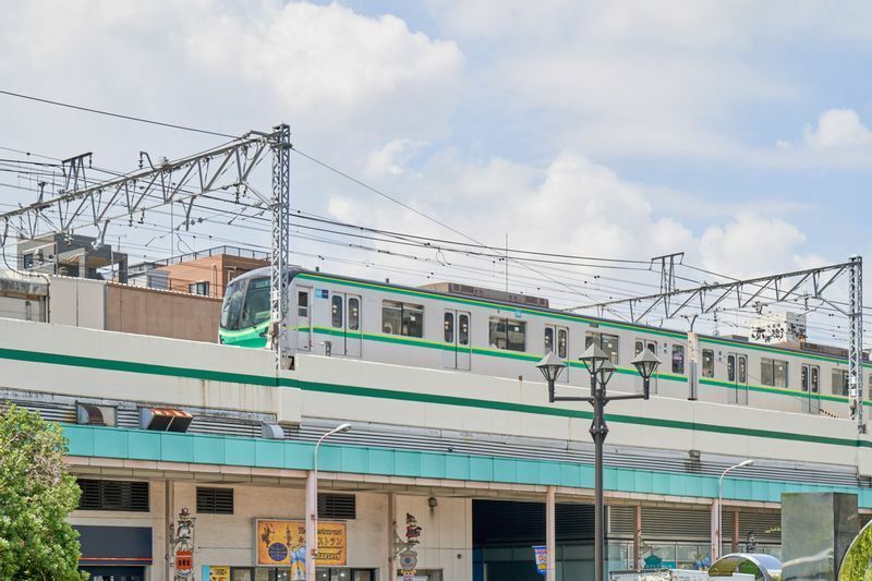 綾瀬付近を走る東京メトロ千代田線の車両