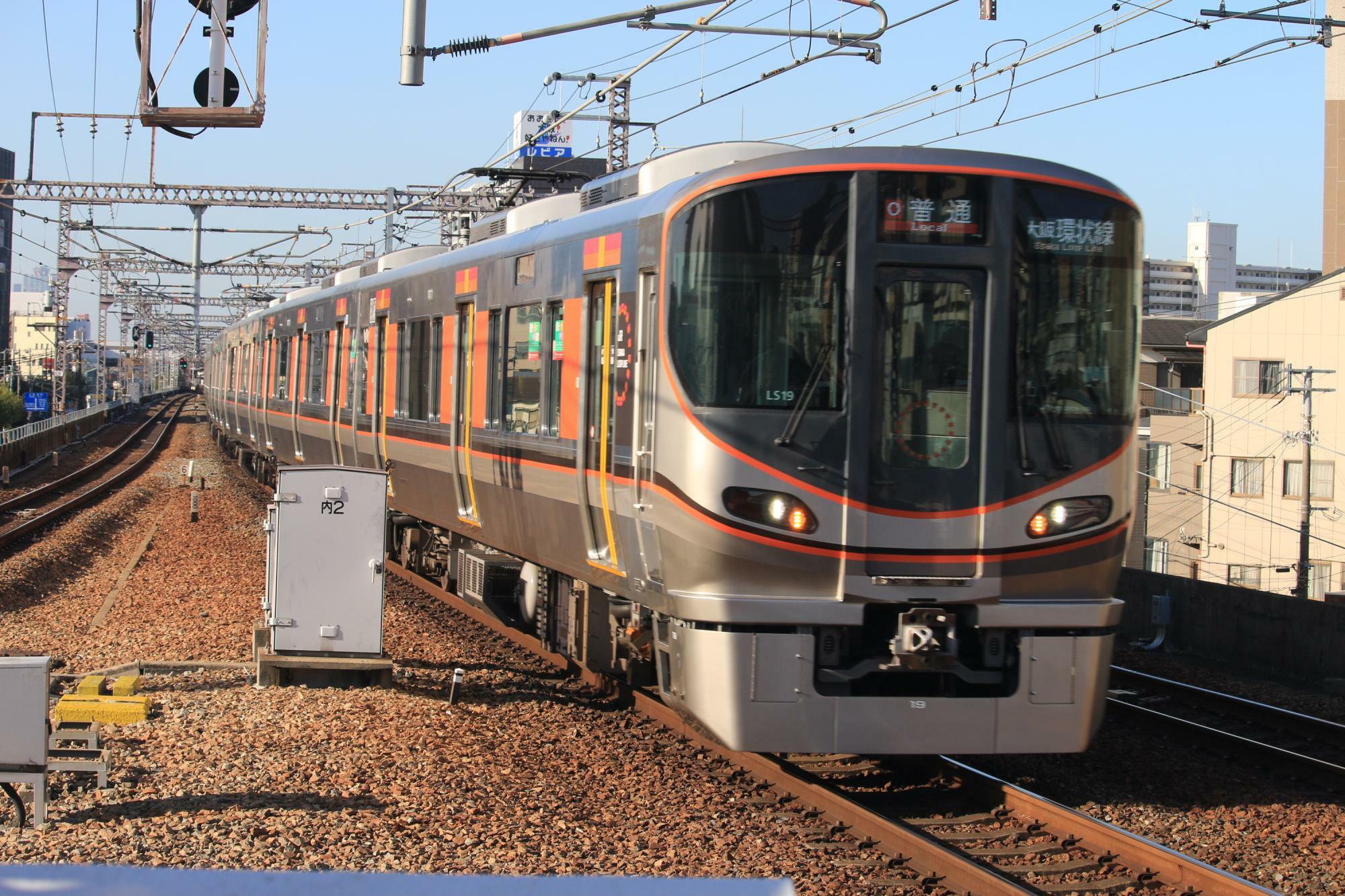 大阪環状線を走る323系
