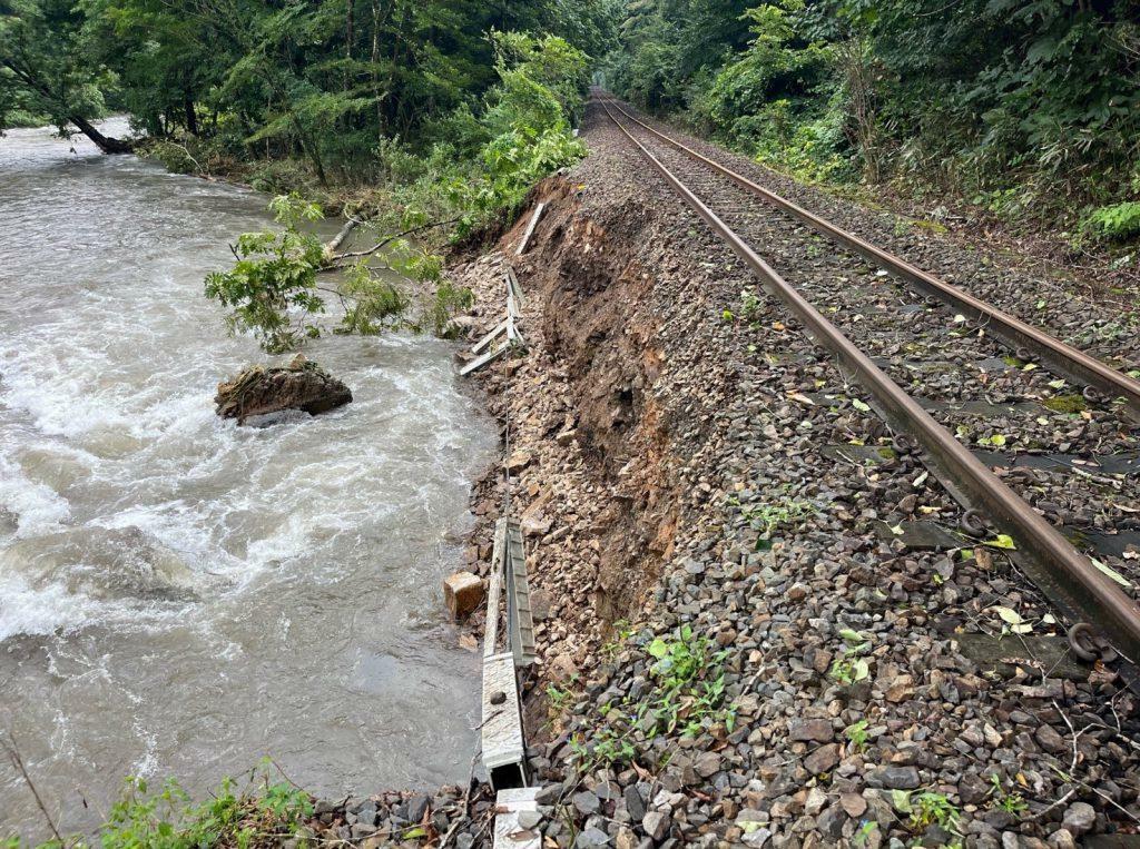 三陸鉄道佐羽根～田老間では川の水に土砂がえぐられる（三陸鉄道ホームページより）