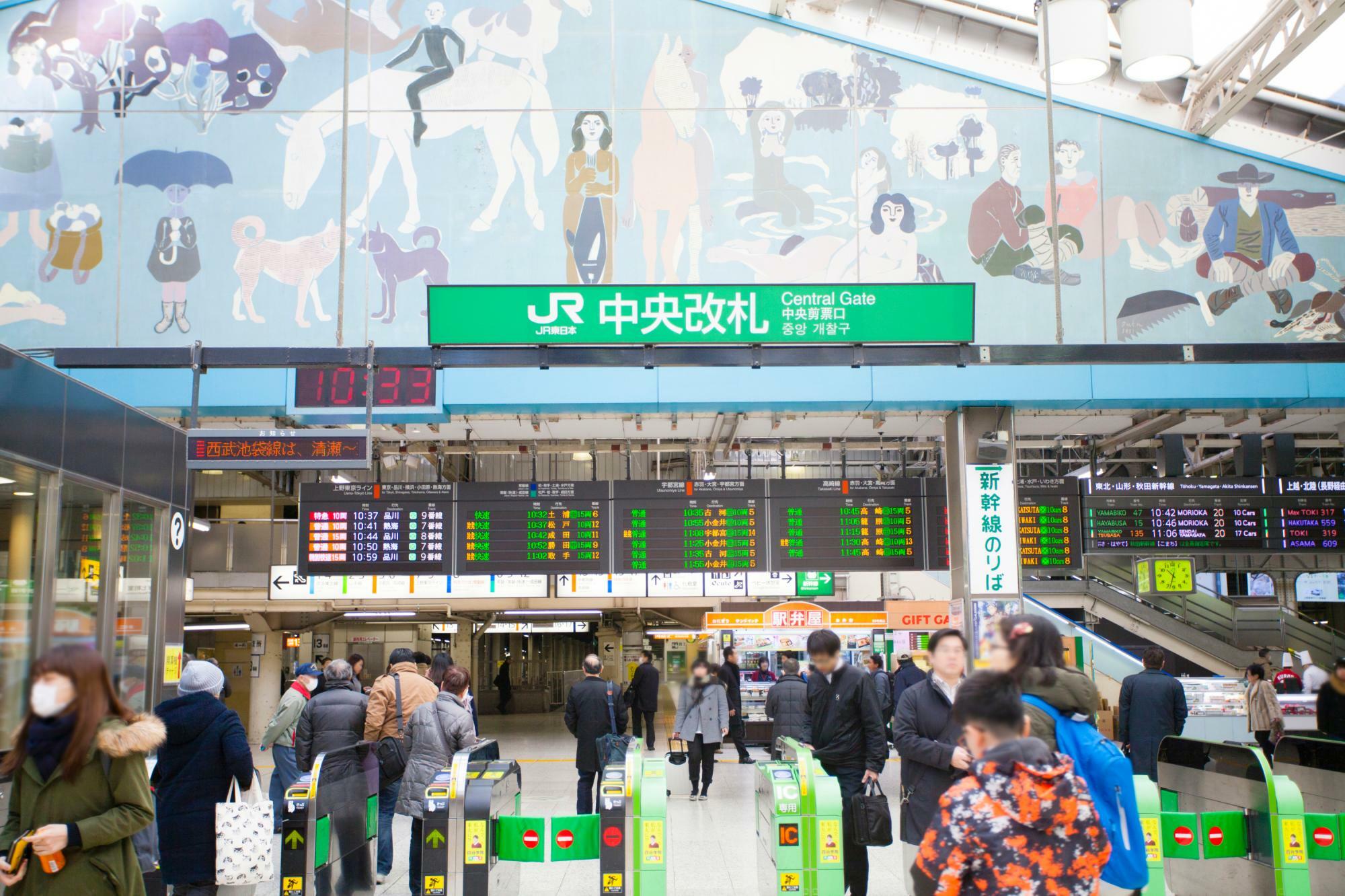 都市部の駅では自動改札を利用するほうが便利で、有人改札は混んでいる