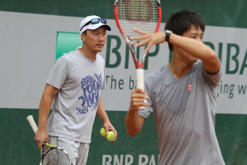 錦織のコーチを務めるチャン（写真左）。（Photo by 神　仁司）